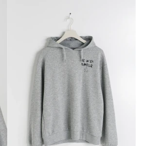 Grå hoodie  - Super fin hoodie använd 1 gång!  Säljs då den inte kommer till användning Nyskick 
