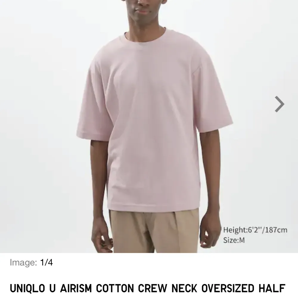 Uniqlo Svart Tshirt storlek M. modellen ”oversized half sleeve”. är ganska baggy för att vara M och har långa ärmar som på bilden. T-shirts.