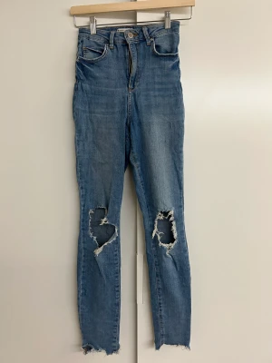 Jeans  - Jeans med slitning, fint skick.