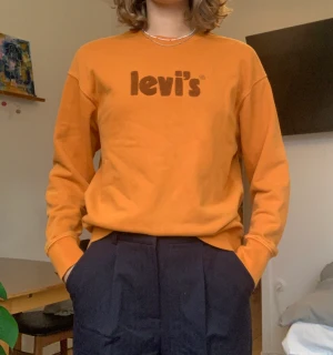 Orange collegetröja från Levi’s. - Använd ett par gånger men inga konstigheter, den är relaxed fit och jag är 178 cm lång för referens💕