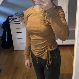 Långärmad Tröja - Säljer en super bekväm och fin långärmad tröja. Säljs pågrund av att den inte kommer till användning. Hör gärna av er vid frågor😊 Köparen står för frakten!