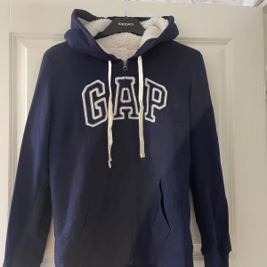 Huvtröja - Huvtröja med foder/fluff inuti, i mycket gott skick 