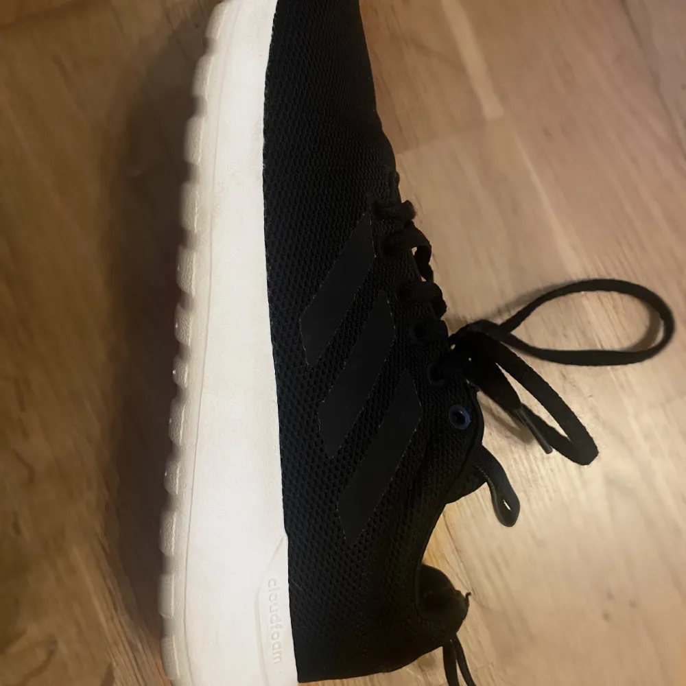 Adidas skor i storlek 38, knappt använda . Skor.