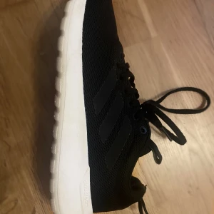 Adidas skor - Adidas skor i storlek 38, knappt använda 