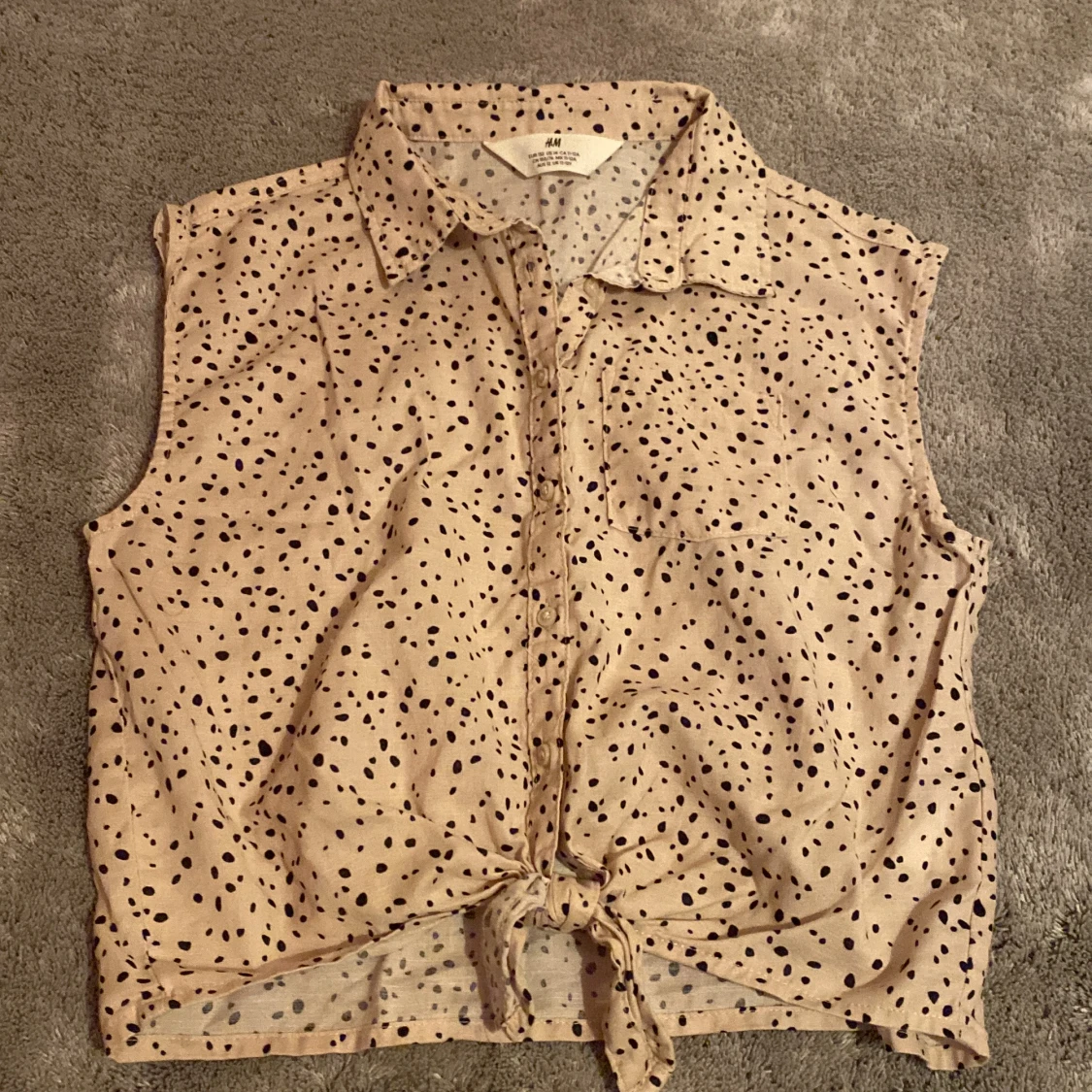 Säljer den här jätte gulliga blusen från H&M, använt 2 gånger, jätte bra skick💕💕