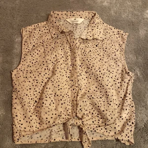 Säljer den här jätte gulliga blusen från H&M, använt 2 gånger, jätte bra skick💕💕 - Jätte fin blus med liten krage💕
