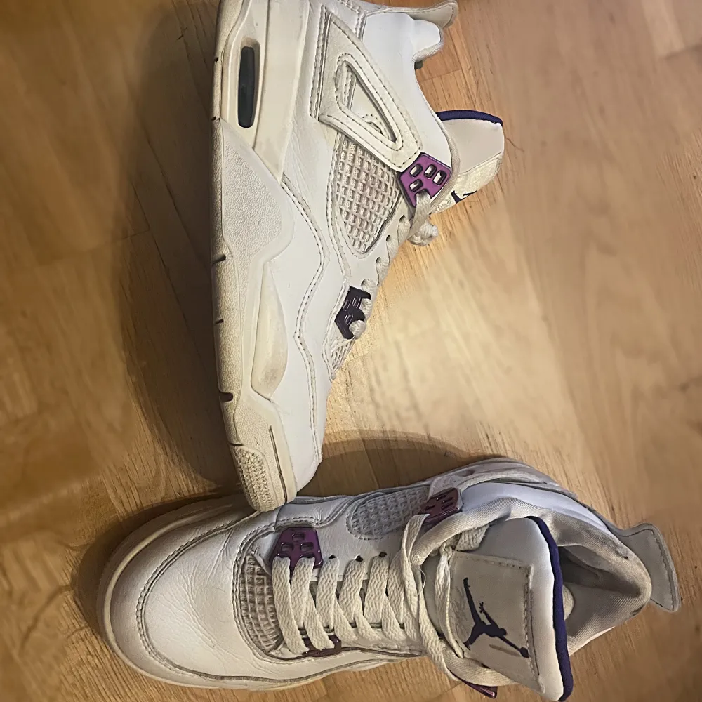 Säljer mina as snygga jordans 4, färgen metallic purple. De har några defekter.🥰. Skor.