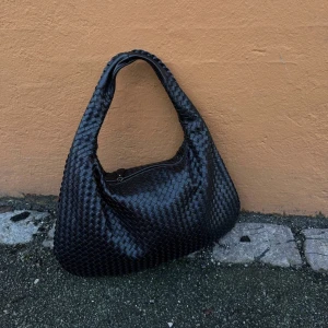 Pitaya Väska! - Kollar nu intresse koll på min knappt använda väska från Pitaya! Köpt för typ 700-800kr och använd 2-3 gånger! (Bilder lånade från deras hemsida!) hör av er vid intresse🥰