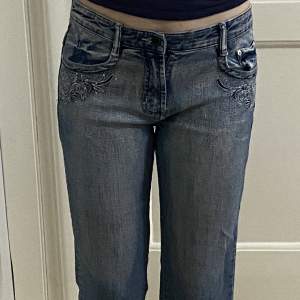 Super fina korta jeans som är mycket sparsamt använda. (Mid-waist). Säljer för att dom är lite för stora för mig tyvärr.  Kontakta gärna för fler bilder💫