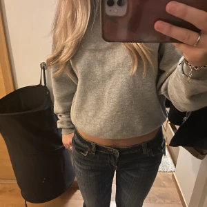 Bubblegum jeans - Bubblegum jeans som passar storlek W26, W27 och W28 Låg midjade raka jeans med stjärnor på knapparna som detaljer