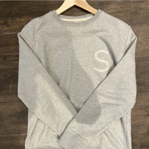 Sweatshirt☁️ - Tröjan är i fint skick, knappt använd. Mjukt material.