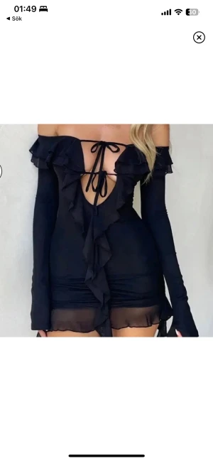 Klänning svart  - Svartklänning med massor utav snygga mesh detaljer som hänger ner. Super bra material. Oanvänd ❤️