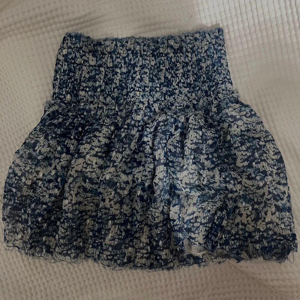 Super fin kjol från Isabel Marant som inte kommer till användning. Använd fåtal gånger, som ny. Köpt för 2000kr.💙. Kjolar.