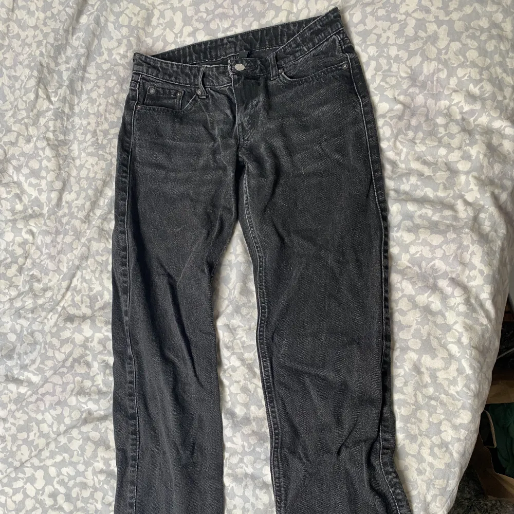 Jeans från Weekday, modell Arrow. Inte mycket användna, inga slitningar eller defekter. Lågmidjade, raka. . Jeans & Byxor.