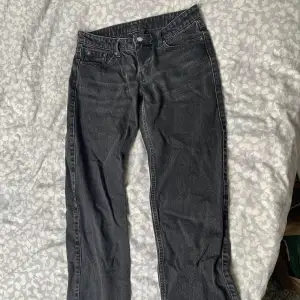 Jeans från Weekday, modell Arrow. Inte mycket användna, inga slitningar eller defekter. Lågmidjade, raka. 