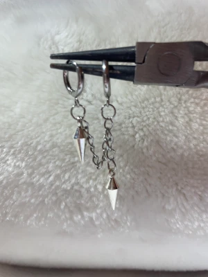 chain curved stud dubble earrings - Dessa örhängen är till största dels gjorda av rostfritt stål vilket innebär att de förmodligen inte förstörs om de kommer i kontakt med vatten och allmänt håller längre. Rostfritt stål ändrar inte färg som att ndra material ,perfekta för vardaglig användn