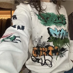 Graffiti Crewneck Hoodie - Crewneck med graffiti tryck i nyskick💖Frakt tillkommer📦