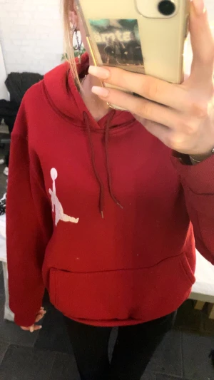 Jordan Hoddie - En röd Jordan hoddie som inte andväns ganska andvänd men inga hål, pris kan diskuteras 💞
