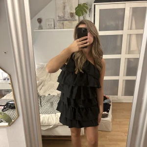 Volang klänning - Svart Skimmer klänning, one shoulder. Aldrig använd