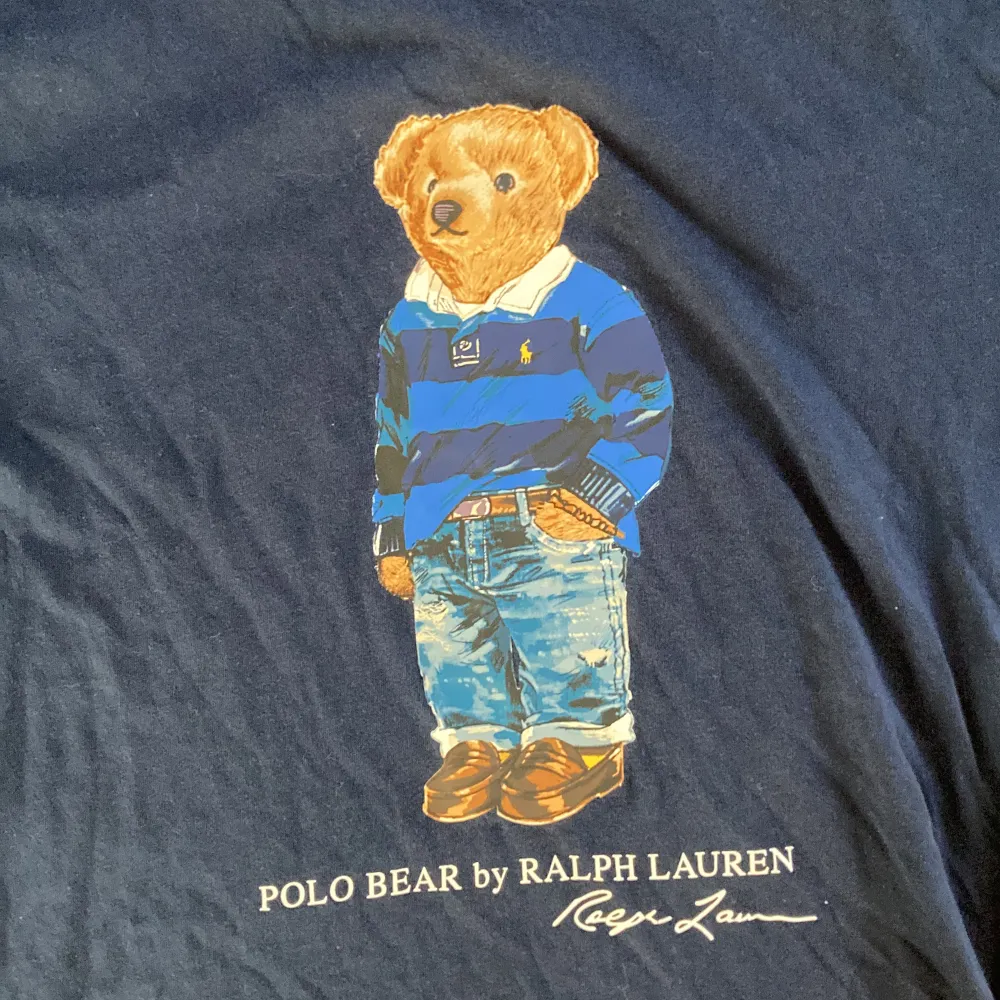 Det är en t-shirt i bra skick med polo bear på. T-shirts.