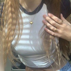 Topp - Supersöt vit topp med marinblå ärmar. Perfekt skick från HM i storlek S. Söt och liknar brandy lite 💕