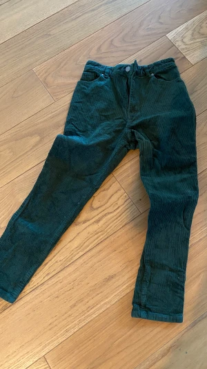 Manchesterbyxa - Manchesterbyxa från Monki i härligt mörkgrön nyans. Hög midja. Gott skick endast använda en handfull gånger.