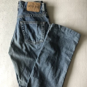 Vintage GAP jeans  - Strl: XS-S (uppskattad, se måtten!) Mått: midja 67cm (ingen stretch), benlängd innersöm 75,5cm, benöppning 19,5x2cm  Material: 100% bomull  Modell: Loose fit, straight leg, normal midja  Märke: GAP Skick: använt skick, finns två små fläckar (se bild 3) 