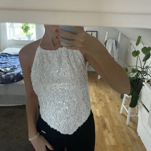 Glittrig topp - Glittrig topp öppen i ryggen