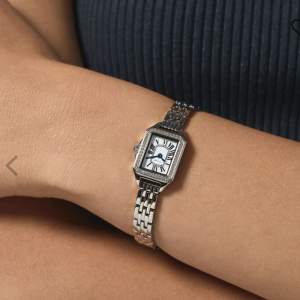 Funderar på att sälja min jättefina klocka ifrån Ivy N Rox. Ny pris 1000kr. Den är i jättebra skicka då jag inte haft den speciellt länge.