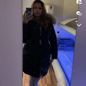 Vinter jacka  - Hej! Dags för mig att sälja min holies jacka! ÄKTA köpt på hollies outlet med äkta päls. Den är använd flitigt och har haft den i cirka 1 år. Inga fel på jacka funkar perfekt. Köpt för 5000kr nypris 2000 vid snabb affär går ner i  