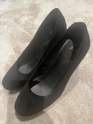 Fina skor  - Använd endast 1 gång. Sammet känsla och bekväma. 