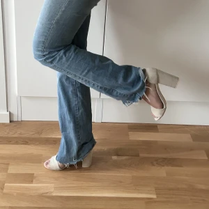 Höga klackar - 10cm höga klackar i beige från nly shoes (nellys egna märke). Endast använda under en kväll ute. Storlek 36. Hör av dig om du undrar något☺️👋🏼✨💞