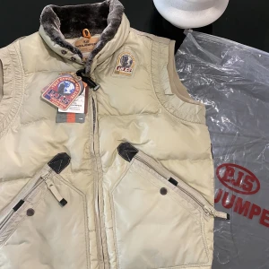 Parajumpers väst kobuk - Hej där! Jag har något riktigt speciellt att erbjuda - min Parajumpers Kobuk väst. Det är en absolut pärla .Om du är ute efter en stilfull och högkvalitativ väst, är detta din chans!