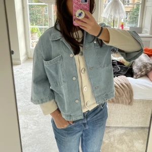 Trekvartsärmad jacka🤩💕 - Sjuuukt snygg trekvartsärmad jeans jacka🤩💕 underbar färg, perfekt över en kofta eller en stickad tröja!! Storlek 40 men passar allt från xs-L!! Köpt för 600kr, Som ny💕