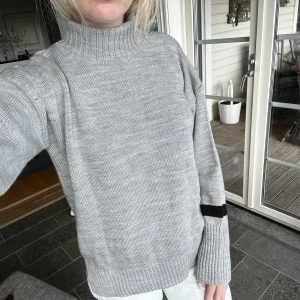 Stickad tröja NA-KD - Stickad tröja från nakd, köpte för nåt år sedan endast använd ett par gånger. Hög i kragen (på bilden har jag vikt ner kragen). Snygg till hösten. 🍁