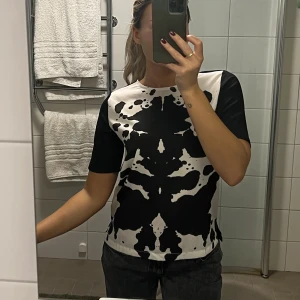 Tshirt - T-shirt från Kenzas nedlagda märke Ivyrevel. 