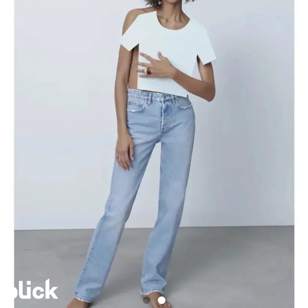 Säljer dessa mid Rise jeans från Zara då de är förstora för mig! Avklippta så passar någon som är runt 160cm! Lånade bilder utom sista.. Jeans & Byxor.