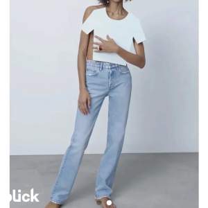 Säljer dessa mid Rise jeans från Zara då de är förstora för mig! Avklippta så passar någon som är runt 160cm! Lånade bilder utom sista.