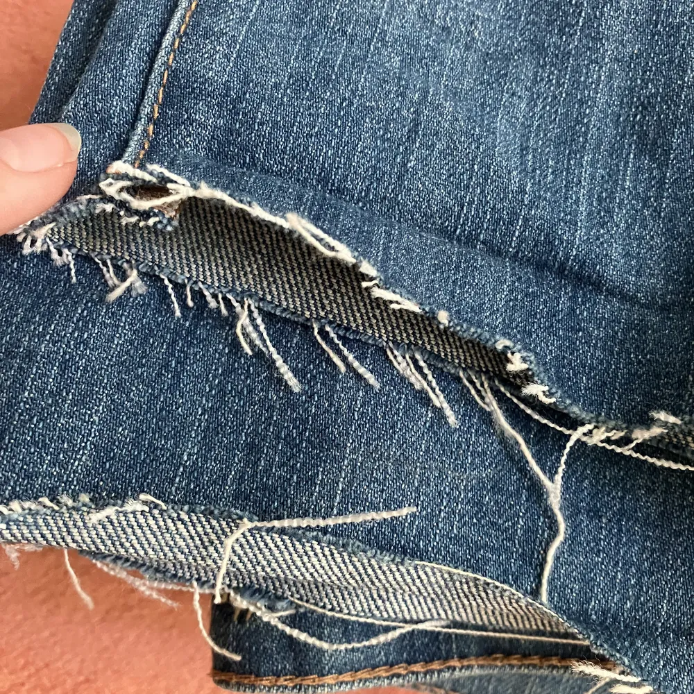 Low Waits jeans i bra skick. Dom är avklippta längst ner så att dom passar bättre i längden. ( Jag är 165). Jeans & Byxor.