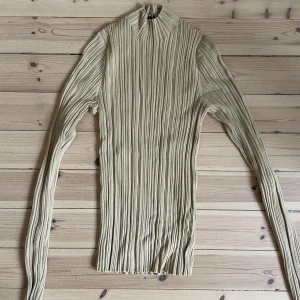 Acne studios topp // stickad - Överdel från acne studios, knappt använd så den är i väldigt fint skick.jag är vanliga fall en S eller M och den har passat utan problem till och med till någon med storlek L då den är super strechig. Köpt för ca 1,5 år sedan.  Jag är 178 cm