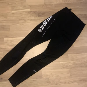 Nike träningstights  - Nike träningstights, väl omhändertagna. Använd ett fåtal gånger. Nypris 799:- 