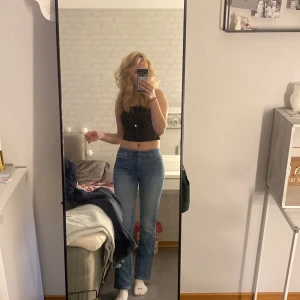 Lågmidjade jean - Low waisted Jeans ifrån Gap, jätte fint skick men dem är tyvärr för korta för mig (jag är ca 170 så dessa kanske passar någon som är 160 ish)