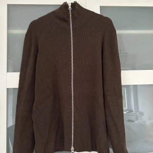 Ljung cardigan - Säljer en nästintill oanvänd cardigan från Ljung i storlek L.