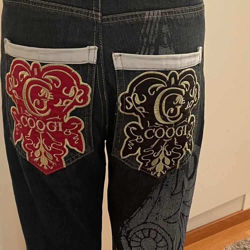 Säljer nu dessa snygga baggy jeans jag köpt second hand:) jag har sytt in jeansen i båda midja och längd, jag har vanligtvis 27-28 i midjan och är 165cm lång!!. Jeans & Byxor.