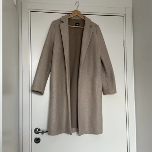 Kappa - En vinter kappa från zara. Använd fåtal gånger, bra skick.