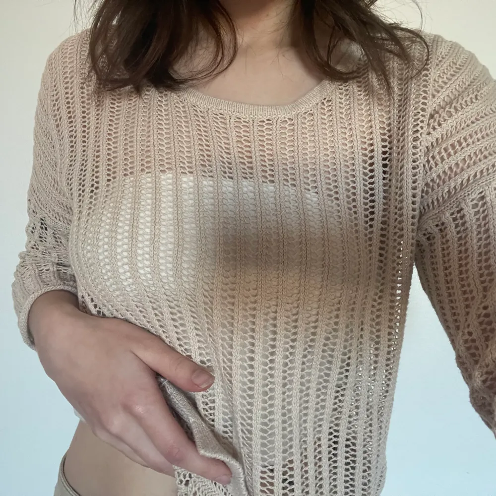 Skitsnygg nät-tröja från Gina tricot. Den är beige och jag har en vit topp under. Det är trekvarts ärmar. . Tröjor & Koftor.