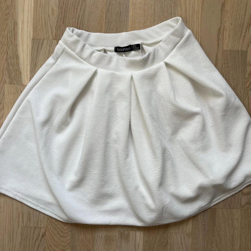 Gullig kjol i storlek 32/34🩷 Säljer då den är för liten, aldrig använd mer än provad🫶Hör av dig för fler bilder🥰. Kjolar.