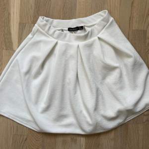 Gullig kjol i storlek 32/34🩷 Säljer då den är för liten, aldrig använd mer än provad🫶Hör av dig för fler bilder🥰