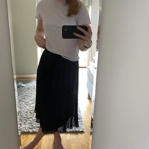 Kjol/klänning  - En fin midikjol som går att använda som bandeauklänning också🙌🏼💓