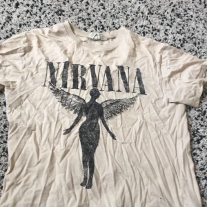 Nirvana t-shirt - Säljer denna coola nirvana t-shirt då det inte riktigt är min stil och inte kommer till användning så mycket❤️